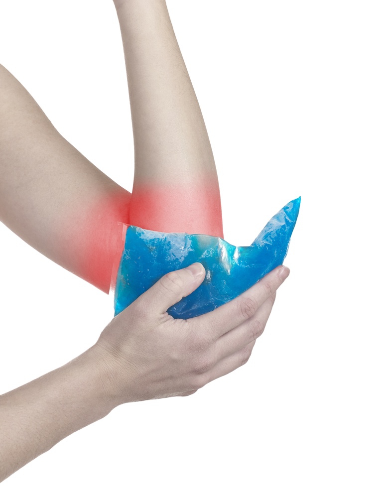 Холодный лёд на руку при ушыбах. Ушиб мультяшный. Болит рука с внутренней стороны. Симптомы поломанной руки. Перевязанный палец указательный.