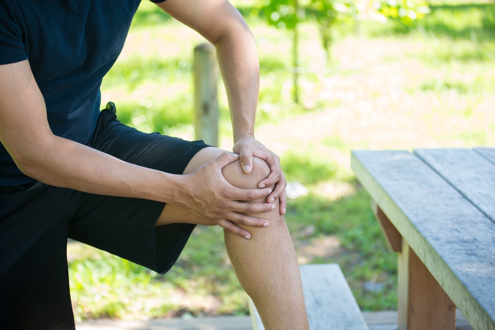 боль в суставах. коленкой в спину. коленкой в спину. боль в колене. суставная боль.
