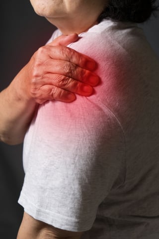 shoulder-joint-pain-older-woman