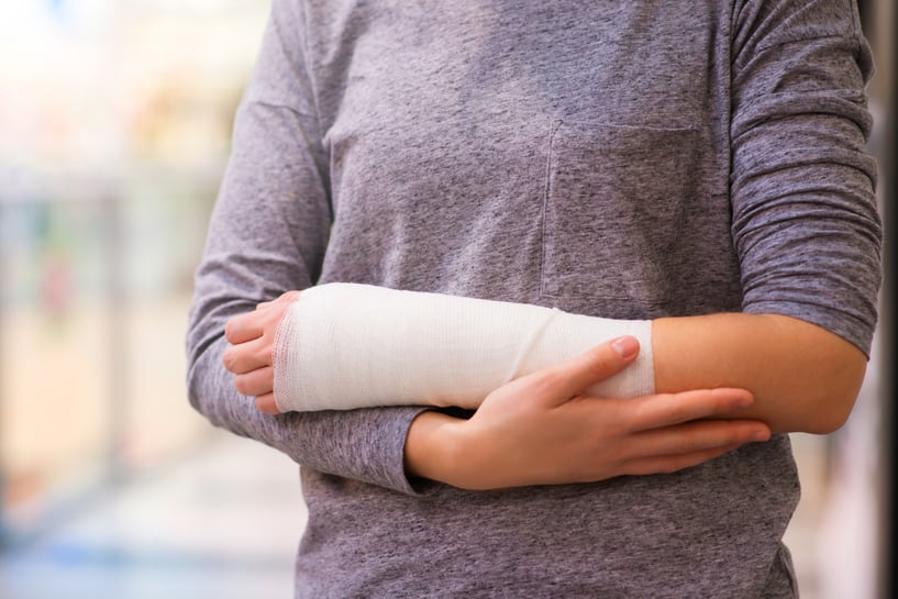 https://www.coastalorthoteam.com/hs-fs/hubfs/graphicstock-unrecognizable-woman-with-broken-arm-inside-of-a-shopping-center_HCgJghv6W-.jpg?width=817&name=graphicstock-unrecognizable-woman-with-broken-arm-inside-of-a-shopping-center_HCgJghv6W-.jpg